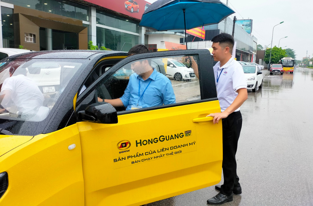 Hàng trăm khách hàng Thanh Hóa hài lòng sau khi lái thử xe điện của liên doanh GM (Mỹ) – HongGuang MiniEV
